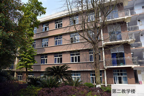 重庆春珲人文技工学校