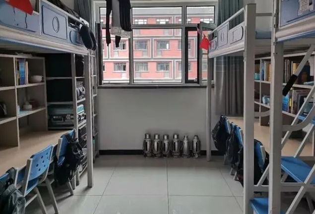 正定技工学校宿舍条件