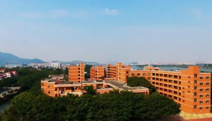 中山市港口理工学校开设哪些专业