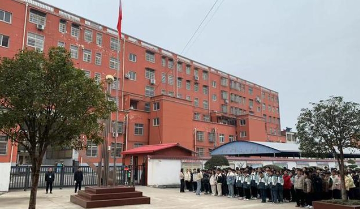 2025年信阳工业学校收费情况