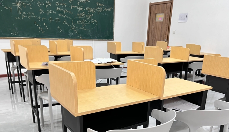 2025年汕头琪雅美容化妆职业技术学校收费情况