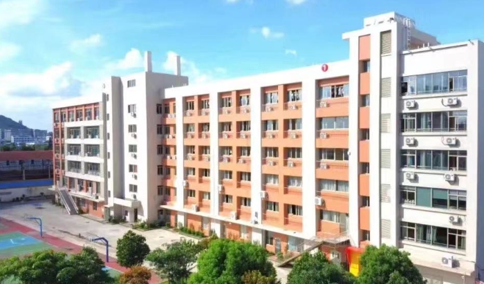 2025年广州南华工贸技师学院收费情况