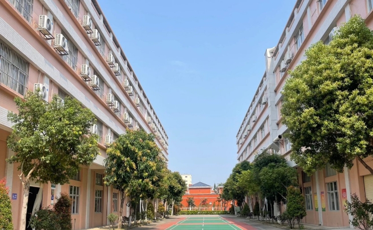 2025年汕头市经贸职业技术学校收费情况
