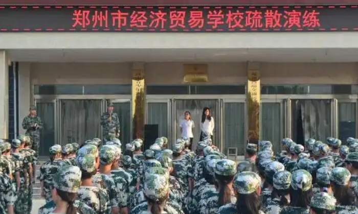 2025年郑州经济贸易学校收费情况